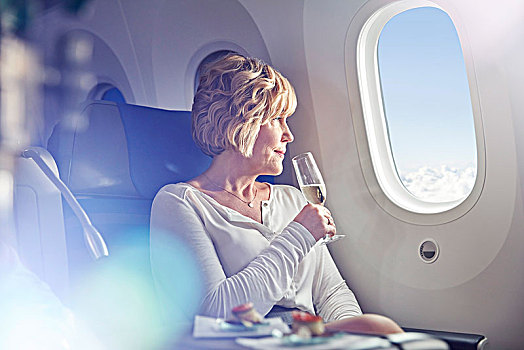 成年,女人,喝,香槟,向窗外看,第一,飞机
