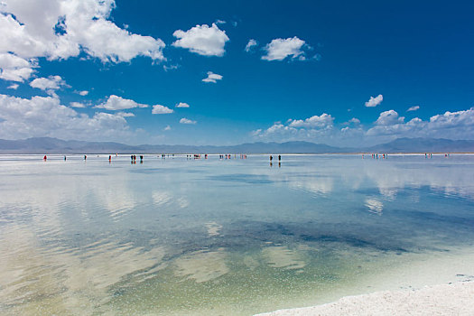 中国青海省水天一色的天空之境,茶卡盐湖