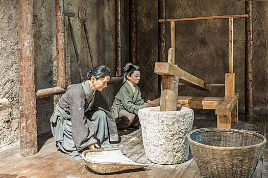 古代舂米场景雕塑,中国江苏省徐州汉文化景区
