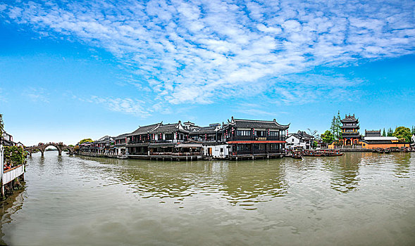 上海市青浦区朱家角古镇淀浦河畔放生桥