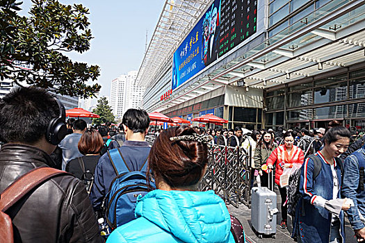 清明小长假,上海火车站确保旅客安全有序的乘车