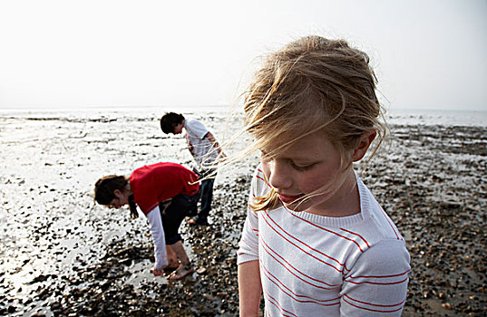 孩子,玩,岩石,海滩