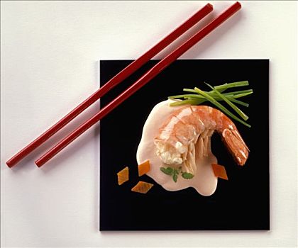 宽沟对虾,黑色背景,大浅盘,红色,筷子