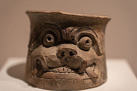 秘鲁中央银行附属博物馆库比斯尼克文化人脸圆柱形陶碗
