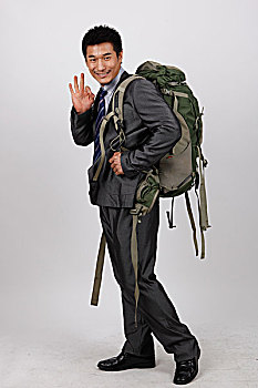 一个背着旅行背包的商务男士