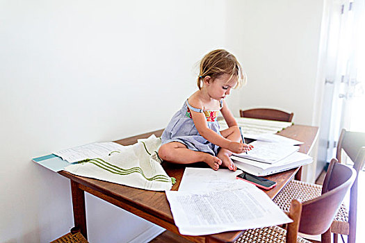 女孩,坐,上面,木桌子,遮盖,文件,拿着,笔,绘画