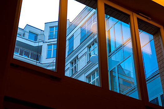 德国柏林,义大利自助式餐厅的挑高窗户
