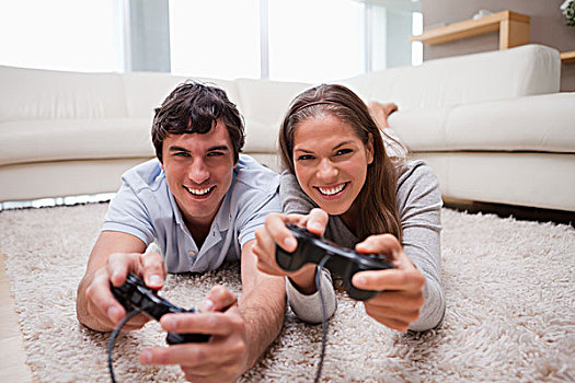 伴侣,玩电玩,客厅