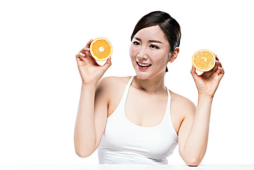 漂亮的年輕女子拿著橙子