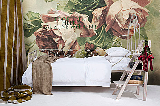 华丽,金属,床,白色,床上用品,旧式,梯凳,墙壁,巨大,玫瑰,创意