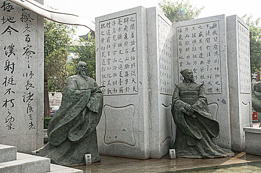西安大雁塔南广场建造的雕塑群