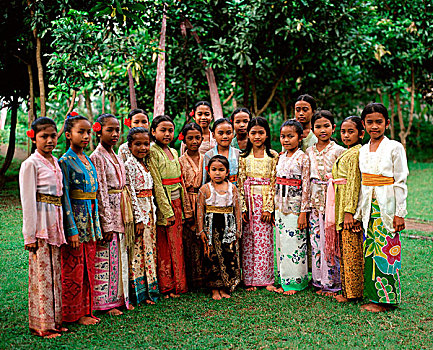 印度尼西亚,巴厘岛,一群孩子,传统服装