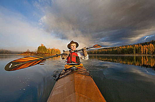 皮划艇手,湖,靠近,白鲑,蒙大拿