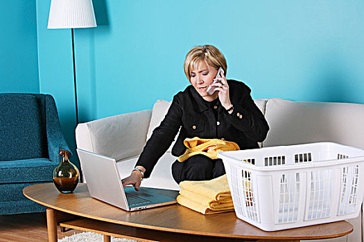 女人,接电话,工作,笔记本电脑,折叠,洗衣服