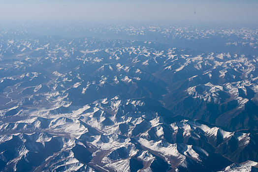 飞往拉萨的飞机上航拍雪山
