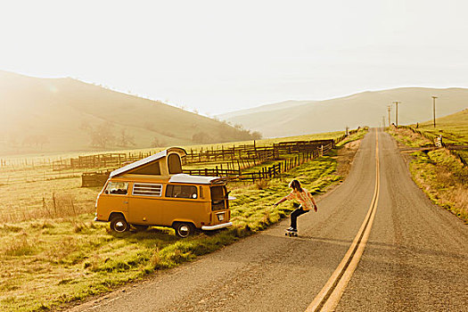 男青年,玩滑板,滑板,乡村道路,加利福尼亚,美国