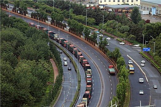 山东省日照市,雨过天晴的港口风景如画,码头装卸生产如火如荼