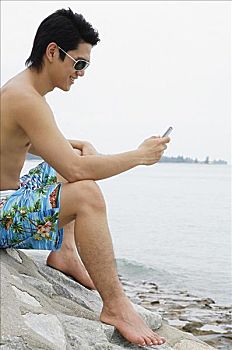 男人,坐,海滩,看,手机