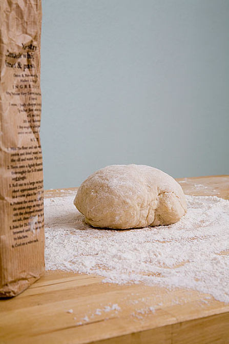 标 题:包,面粉,球,面团,厨房操作台 英 文:a bag of flour and a ball