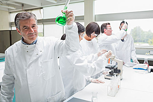 化学家,抬起,烧杯,绿色,液体,忙碌,实验室