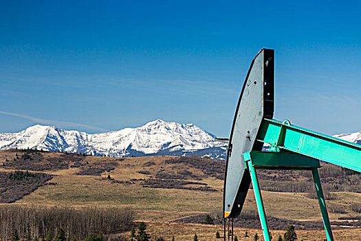 特写,石油井架,群山,积雪,山,背景,蓝天,艾伯塔省,加拿大