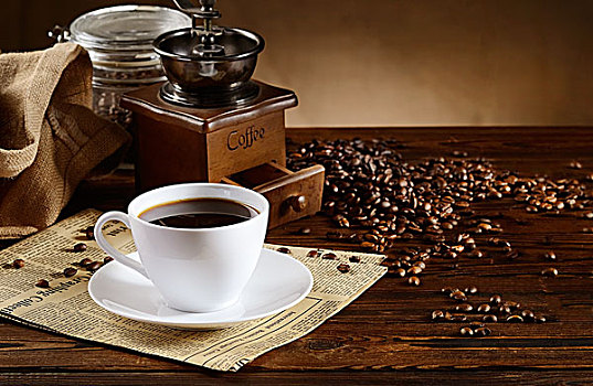 桌上的咖啡杯和咖啡豆