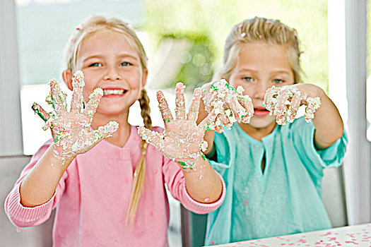 两个女孩,展示,手,遮盖,蛋糕,糖衣