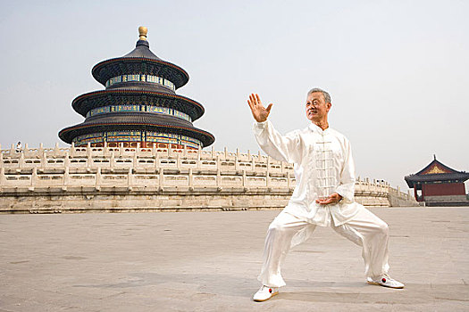 中国武术--一名老者在天坛祈年殿前练太极