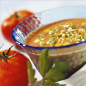 西红柿汤,甜玉米,花生,小洋葱