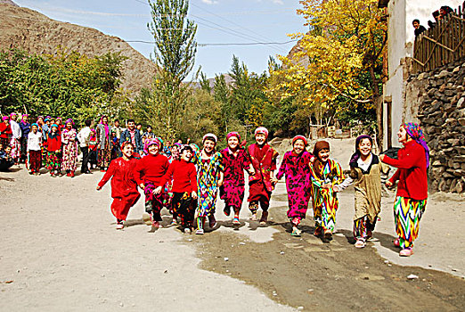 tajikistan,penjakent,schoolchildren,in,colorful,traditional,dress