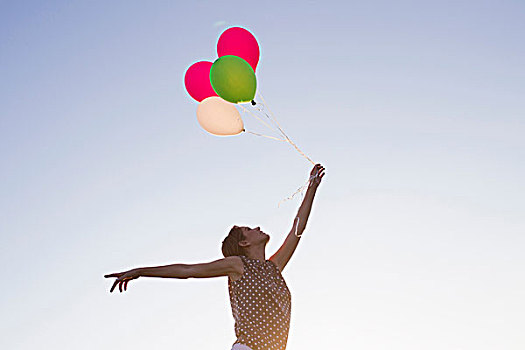 仰视,成年,女人,拿着,向上,束,气球,蓝色,天空