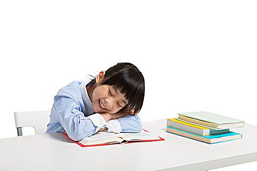 小女孩趴在课桌上睡觉