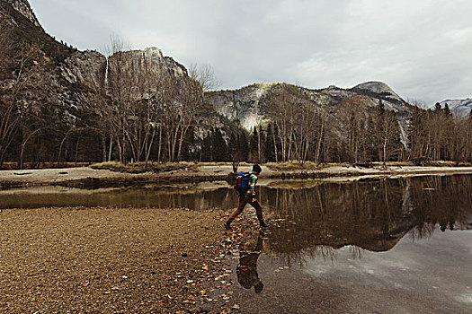 男性,远足,湖,优胜美地国家公园,加利福尼亚,美国
