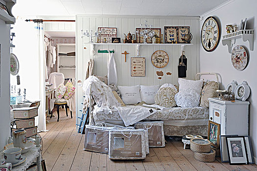沙发床,垫子,仰视,收集,旧式,钟表,白色背景,木墙,装饰,托架,架子
