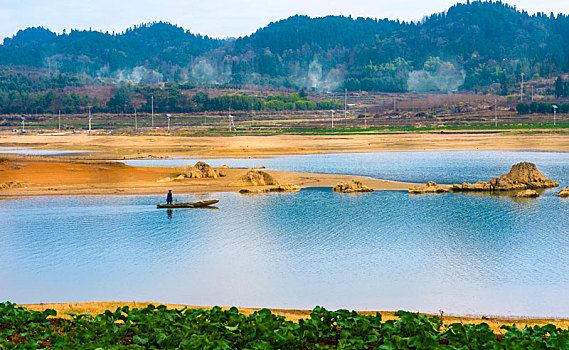 贵州红枫湖里的美丽村庄