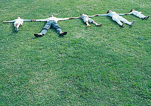 父母,男孩,女孩,躺着,后背,草地,伸出胳膊,握手