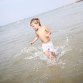 小男孩,玩,水,海滩