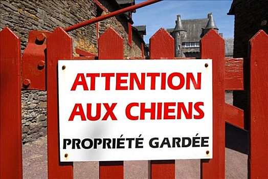 法国,布列塔尼半岛,莫尔比昂省,城堡,狗,警告标识