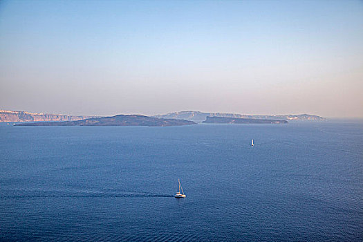 希腊圣托里尼伊亚岛屿远眺地中海