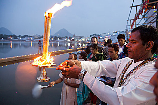 宗教仪式,典礼,拿着,油灯,神圣,普什卡,湖,拉贾斯坦邦,印度,亚洲