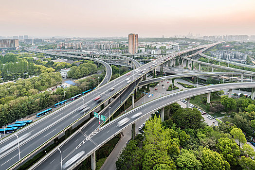 中国江苏南京的立交桥城市建筑夜景