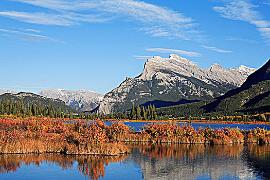 伦多山,朱红色,湖,班芙国家公园,艾伯塔省,加拿大