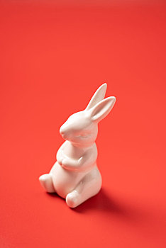 红色背景中的白色兔子