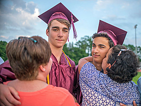 两个,年轻,男人,搂抱,家庭,毕业典礼