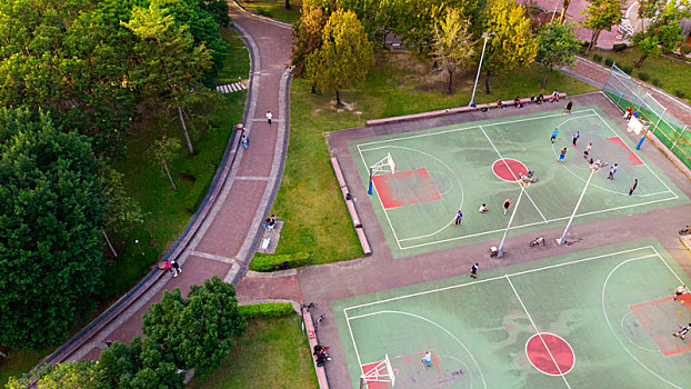 航拍台湾台北的城市公园,永和四号公园里的篮球场