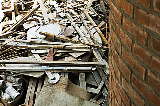 堆,毁坏,碎片,木头,线,靠近,砖墙