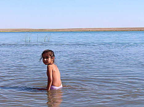 苏丹达湖戏水的小孩