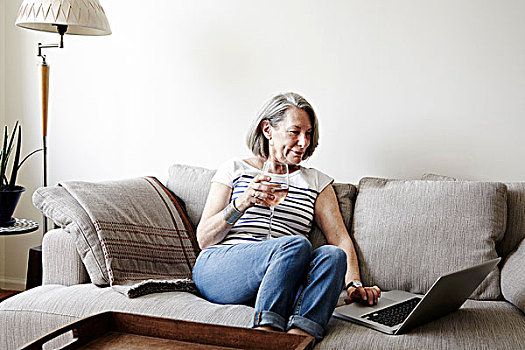 老年,女人,灰色,短发,坐,沙发,看,笔记本电脑