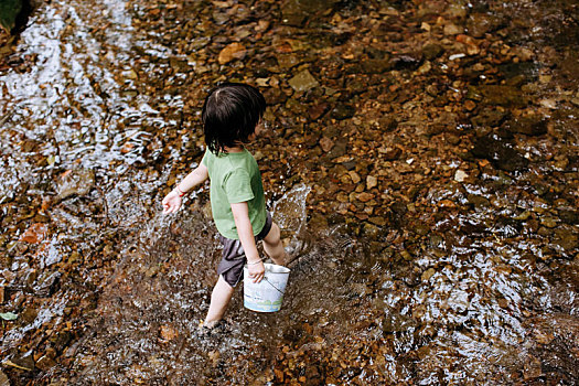 夏天小溪里玩耍的孩子