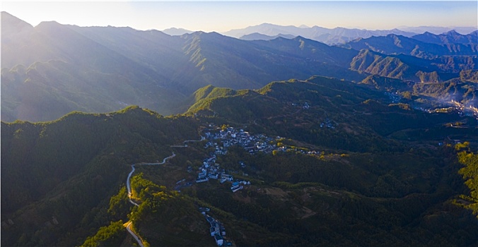 宽幅群山山峦山谷村落航拍